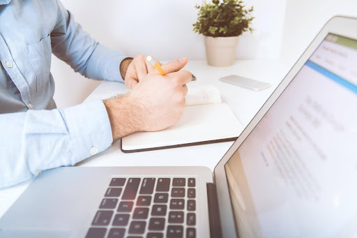 Contratar serviços contábeis pode ajudar bastante no funcionamento de uma empresa, mas é necessário saber escolher entre os serviços oferecidos: assessoria e consultoria, qual o ideal para sua marca?
